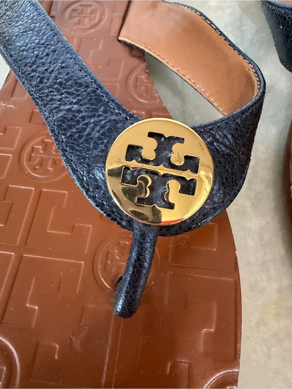 Tory Burch Navy Leather Thong Sandals with Gold Logo Size 5 - Picture 5 of 6